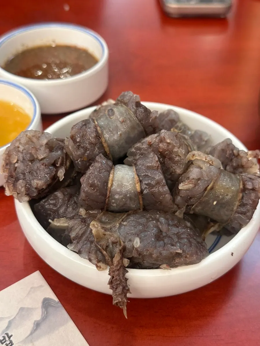 국밥에 깍두기 올린 한 상