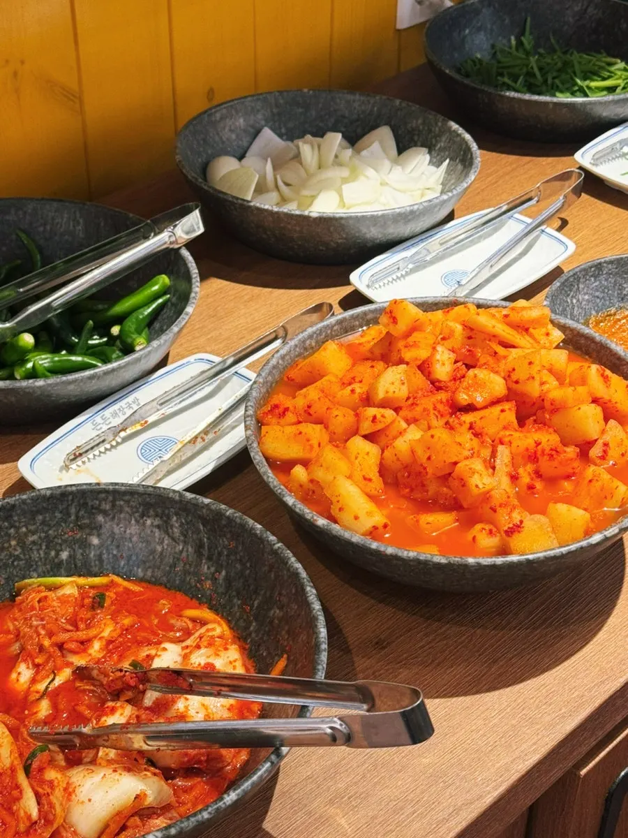 셀프바에 놓인 반찬과 부추