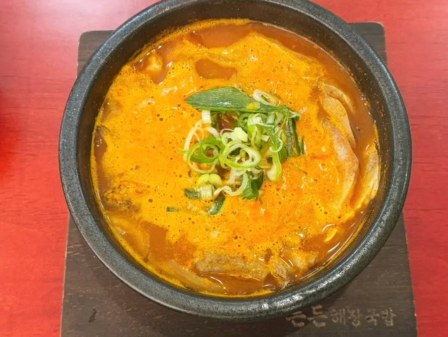기본 찬과 순대가 놓인 상