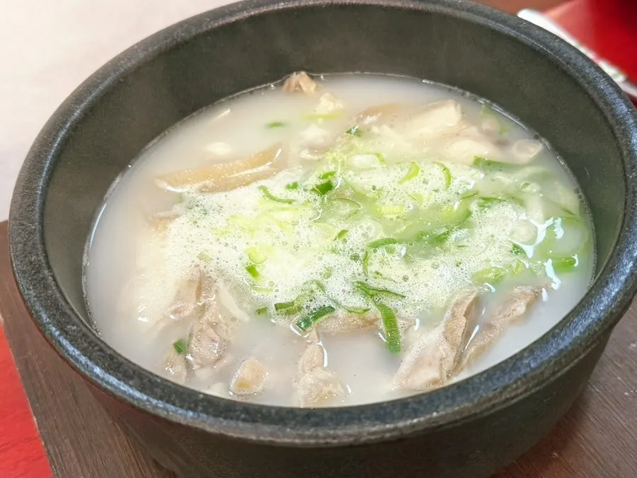 얼큰순대국밥과 일반 순대국밥 두 그릇