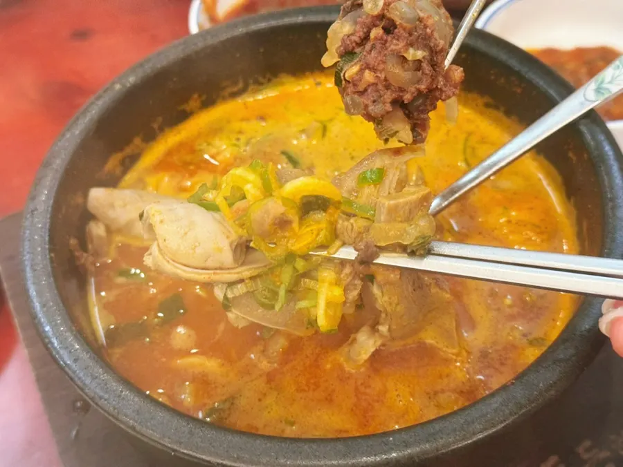 붉은 국물의 얼큰순대국밥 클로즈업
