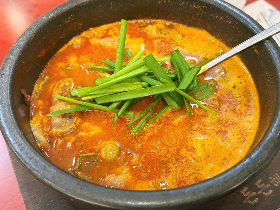 순대와 고기 건더기가 가득한 국밥 속