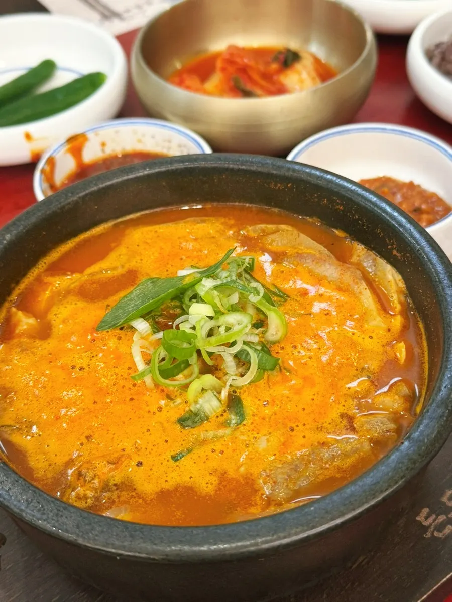 부추를 넣고 밥을 만 얼큰순대국밥