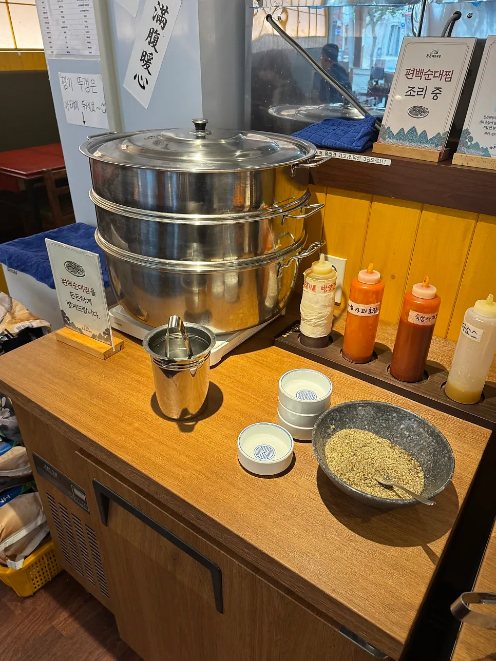 Sign and stainless steamer at the pyeonbaek sundae self-serve bar