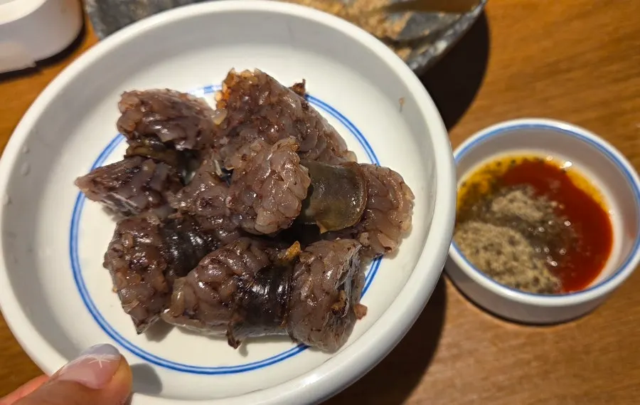 전골과 안주가 적힌 메뉴판