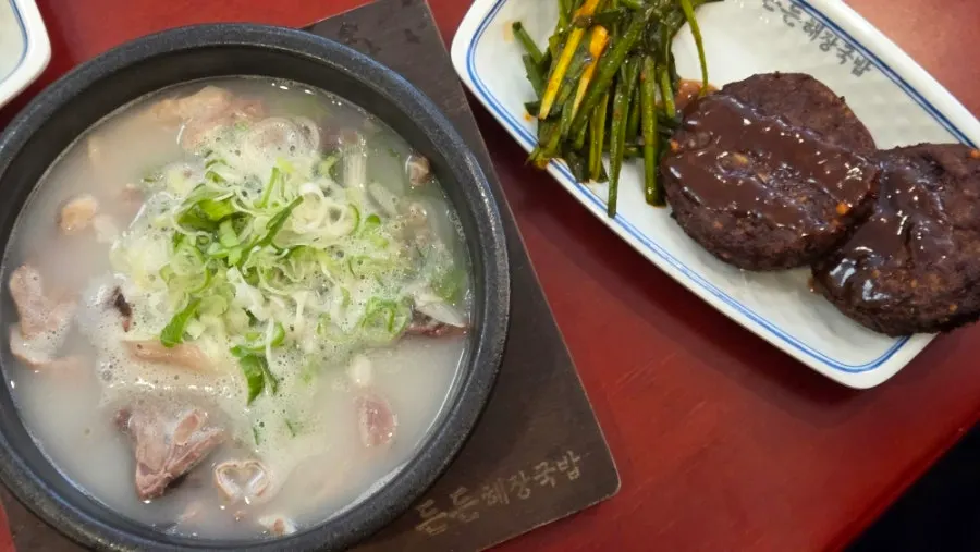 떡갈비 국밥 세트의 떡갈비와 부추무침