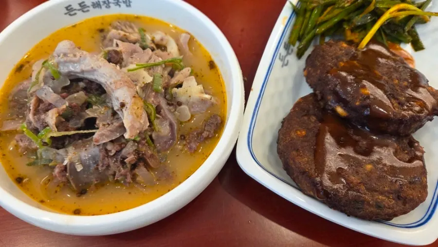 떡갈비 세트와 순대국밥이 함께 놓인 테이블