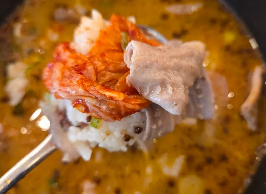 새우젓과 들깨가루를 넣은 순대국밥