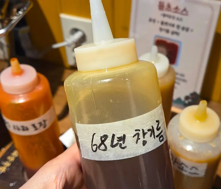 순대국밥과 밑반찬이 차려진 한 상
