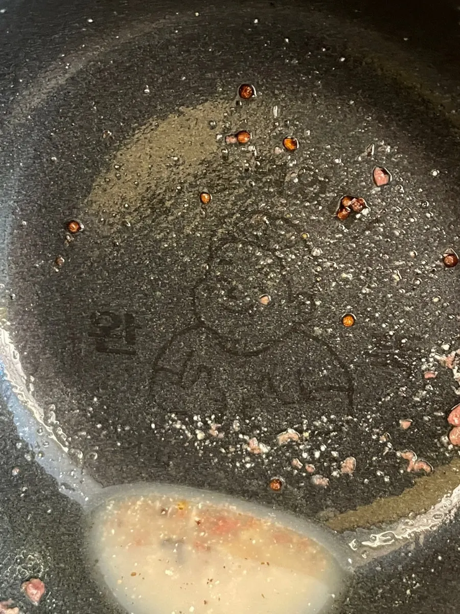 식사를 마친 테이블 세로 사진