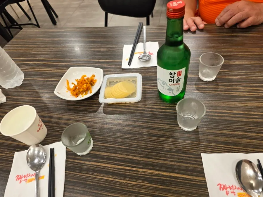 Jjajangmyeon and jjamppong served together on the table
