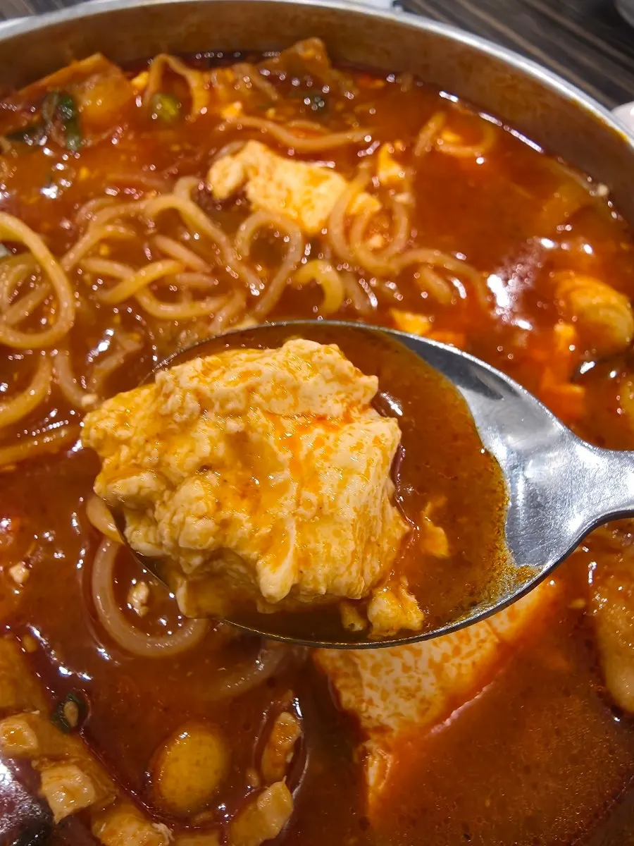 Red jjamppong broth made with domestic red pepper powder