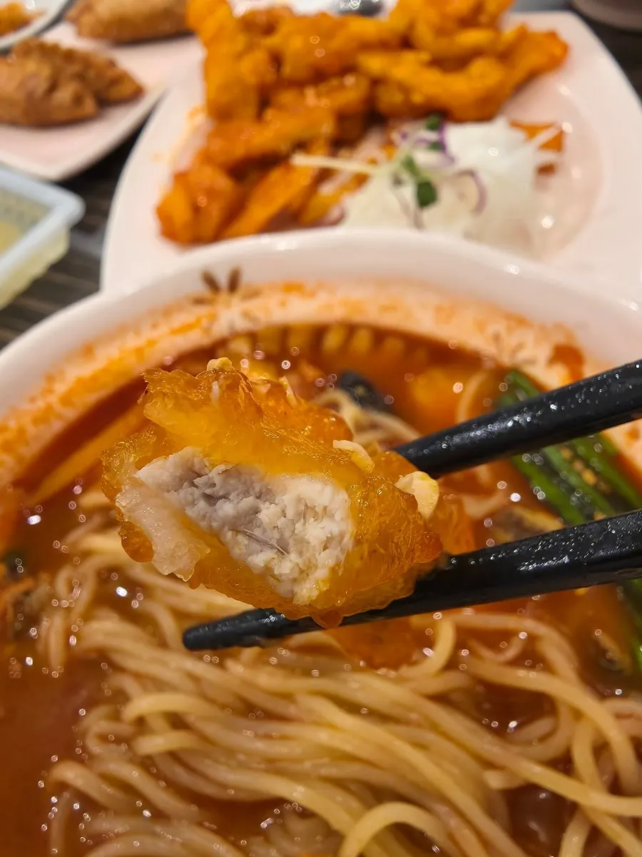 Picking up a piece of Sichuan tangsuyuk