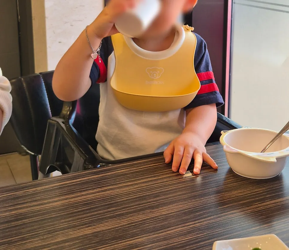 매장에 비치된 아기의자와 아기 식기