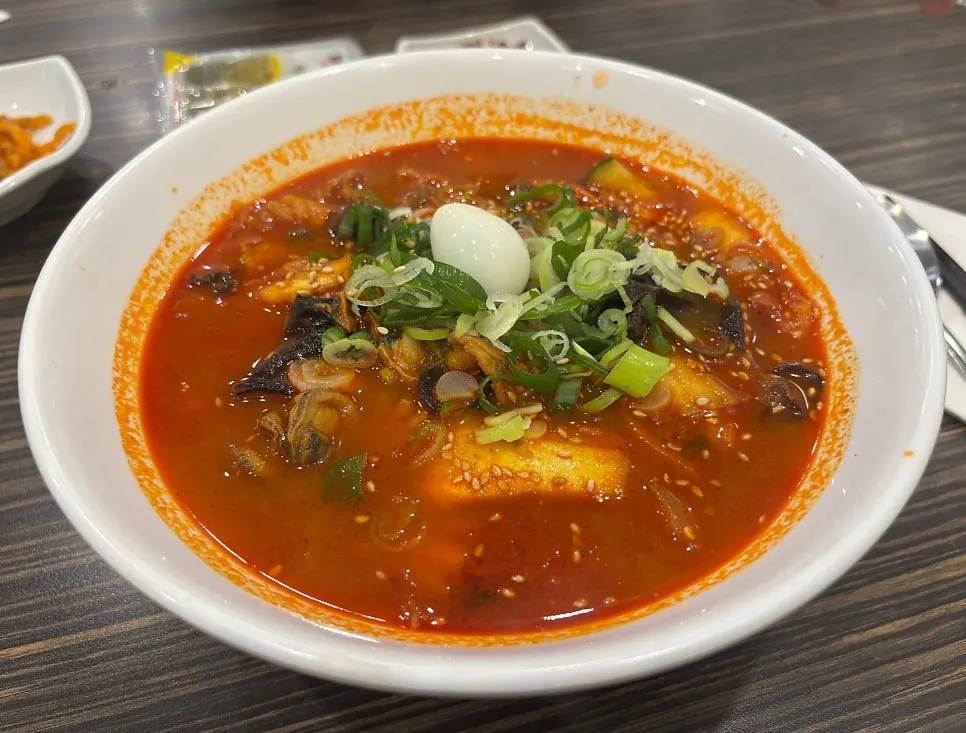처음 주문한 수제비짬뽕 한 그릇