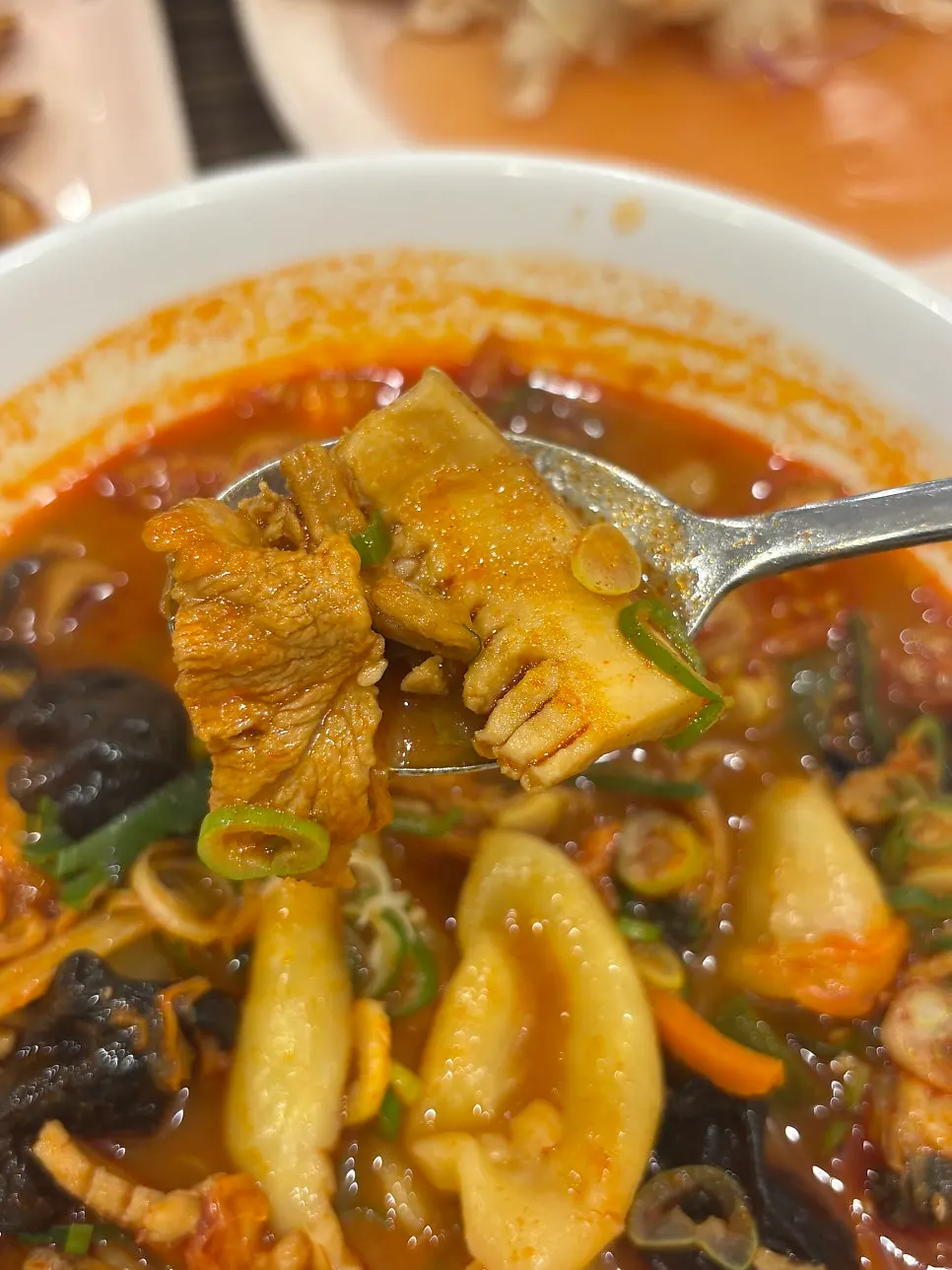 수제비를 건져 올린 짬뽕 한 입