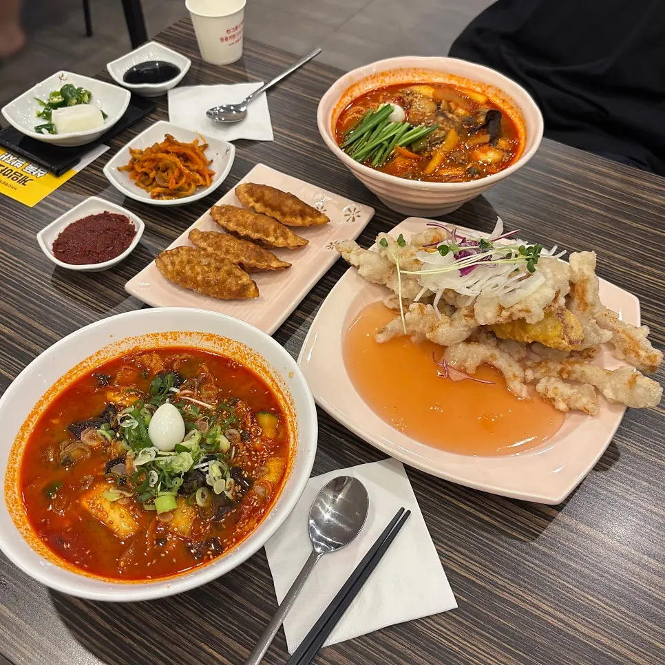 짬뽕과 탕수육이 차려진 푸짐한 한 상