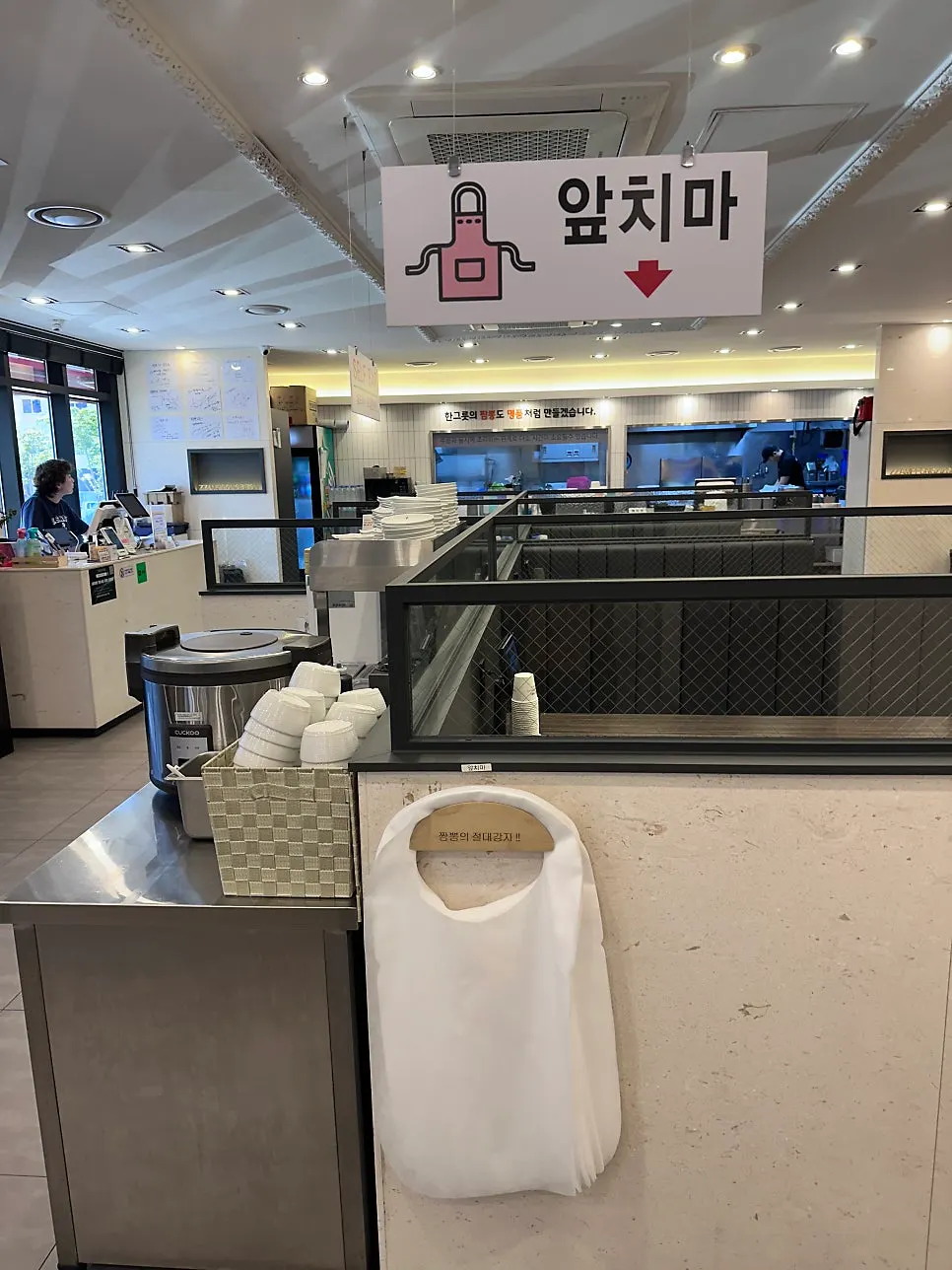 단무지와 짜차이가 담긴 셀프바 반찬통