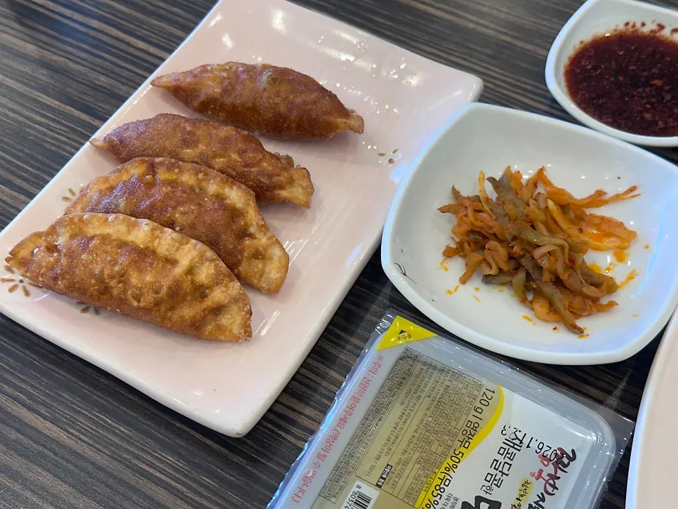 서비스로 나온 짬뽕군만두 한 접시