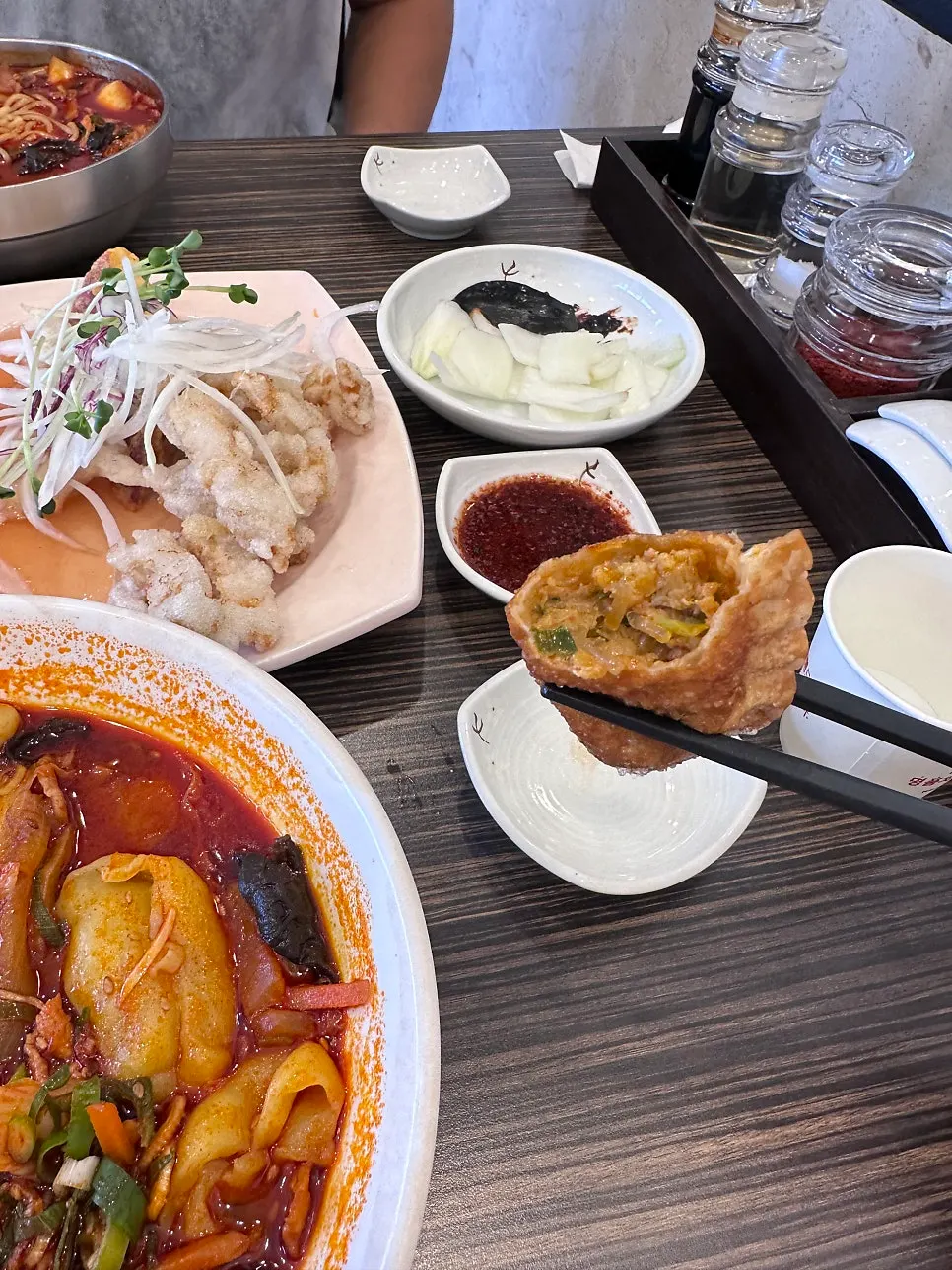 젓가락으로 집은 짬뽕군만두