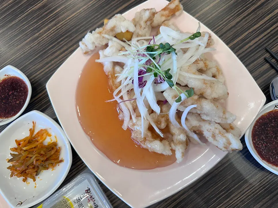 소스와 함께 나온 찹쌀탕수육