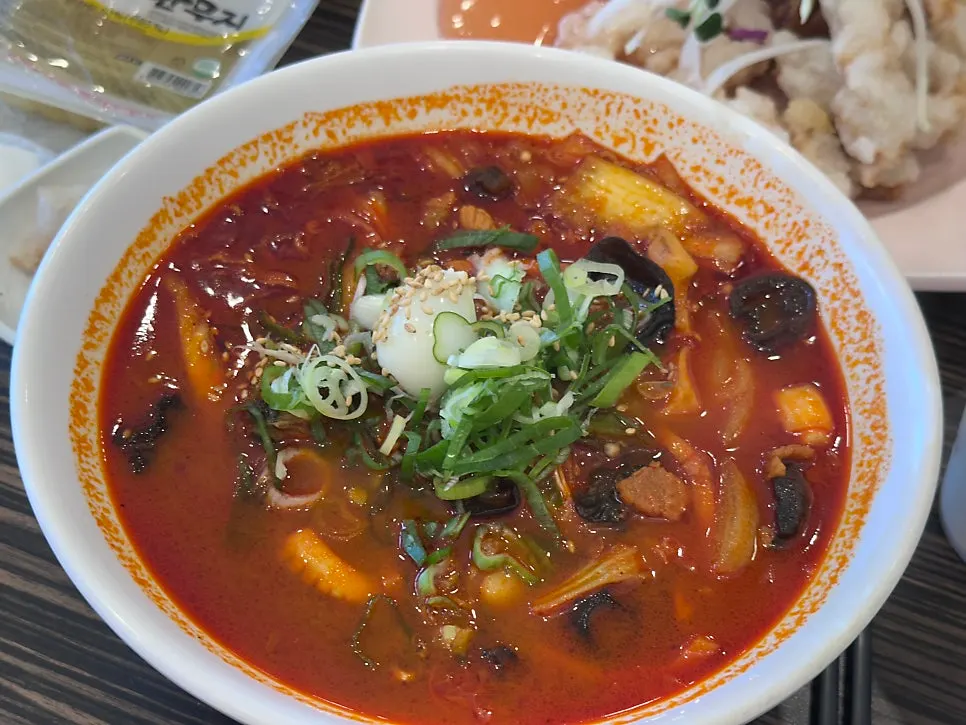 찹쌀탕수육을 소스에 찍는 모습
