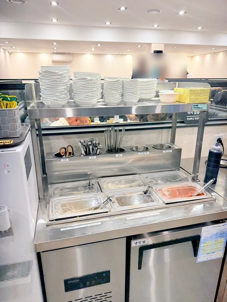 Neatly arranged seating at Jjamppong Jijeon Seooreung Branch