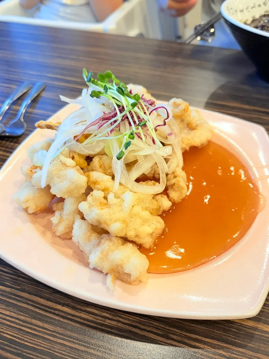A plate of tangsuyuk with sauce served separately