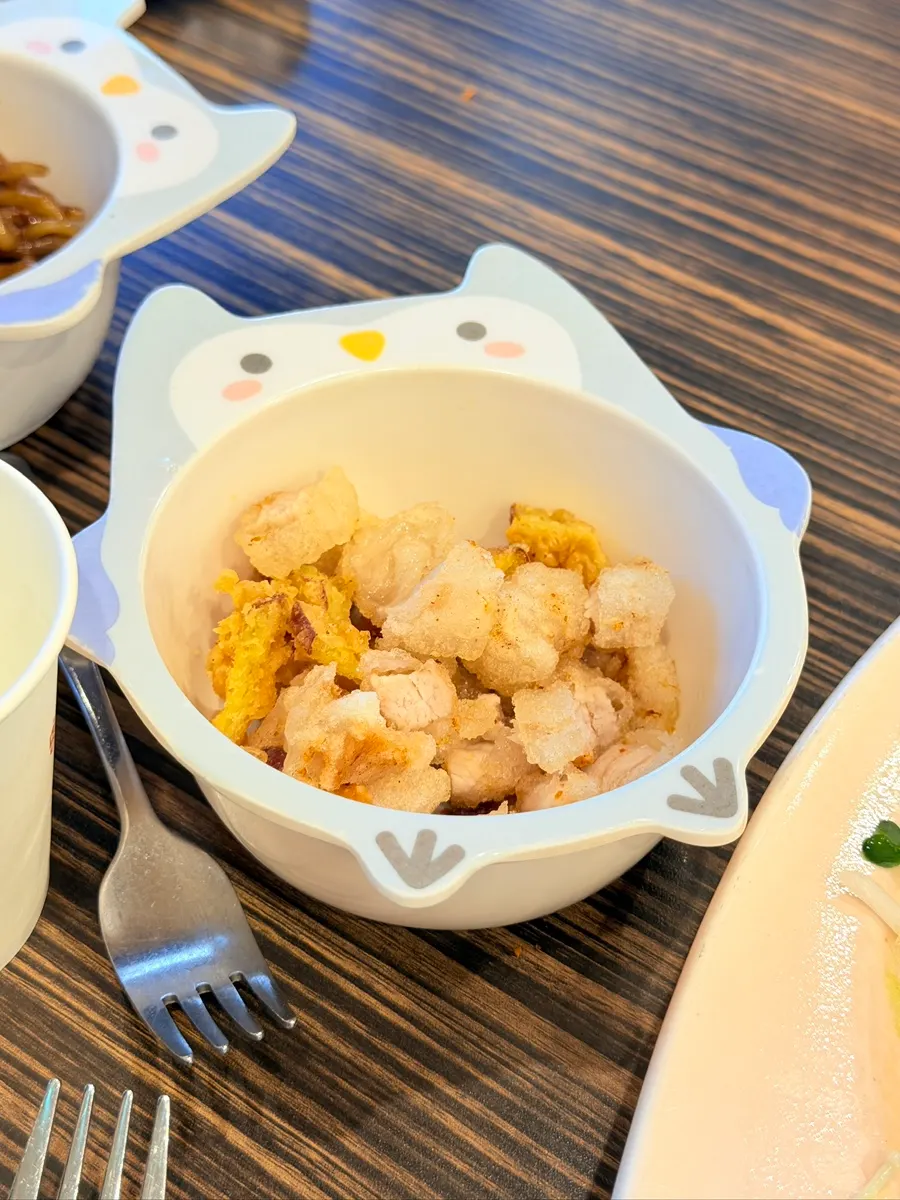 Crispy tangsuyuk dipped in sauce