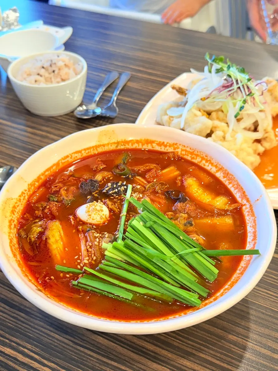 Jjamppong topped with bean sprouts from the self-serve bar