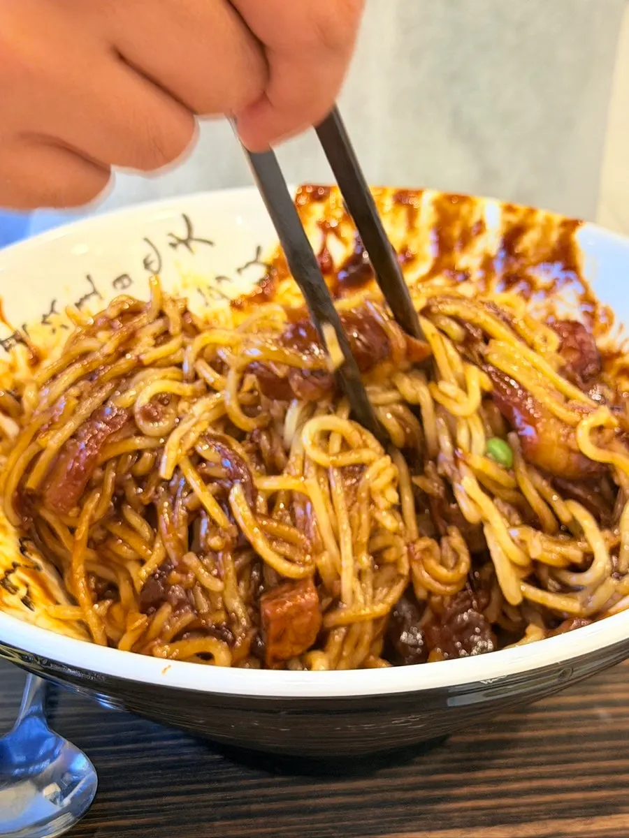 Chewy noodles lifted from the jjamppong