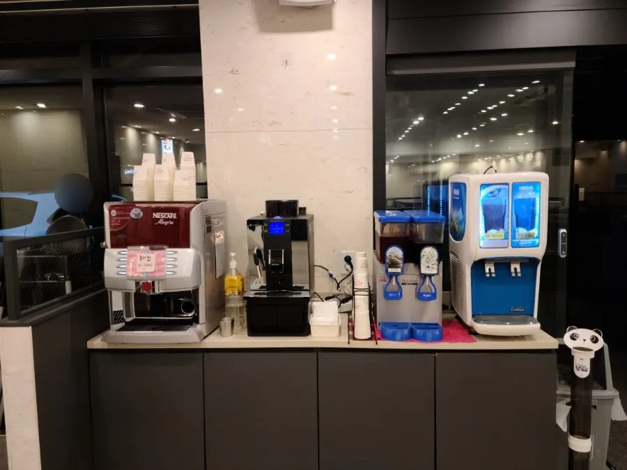 Self-serve drink corner with iced tea and coffee