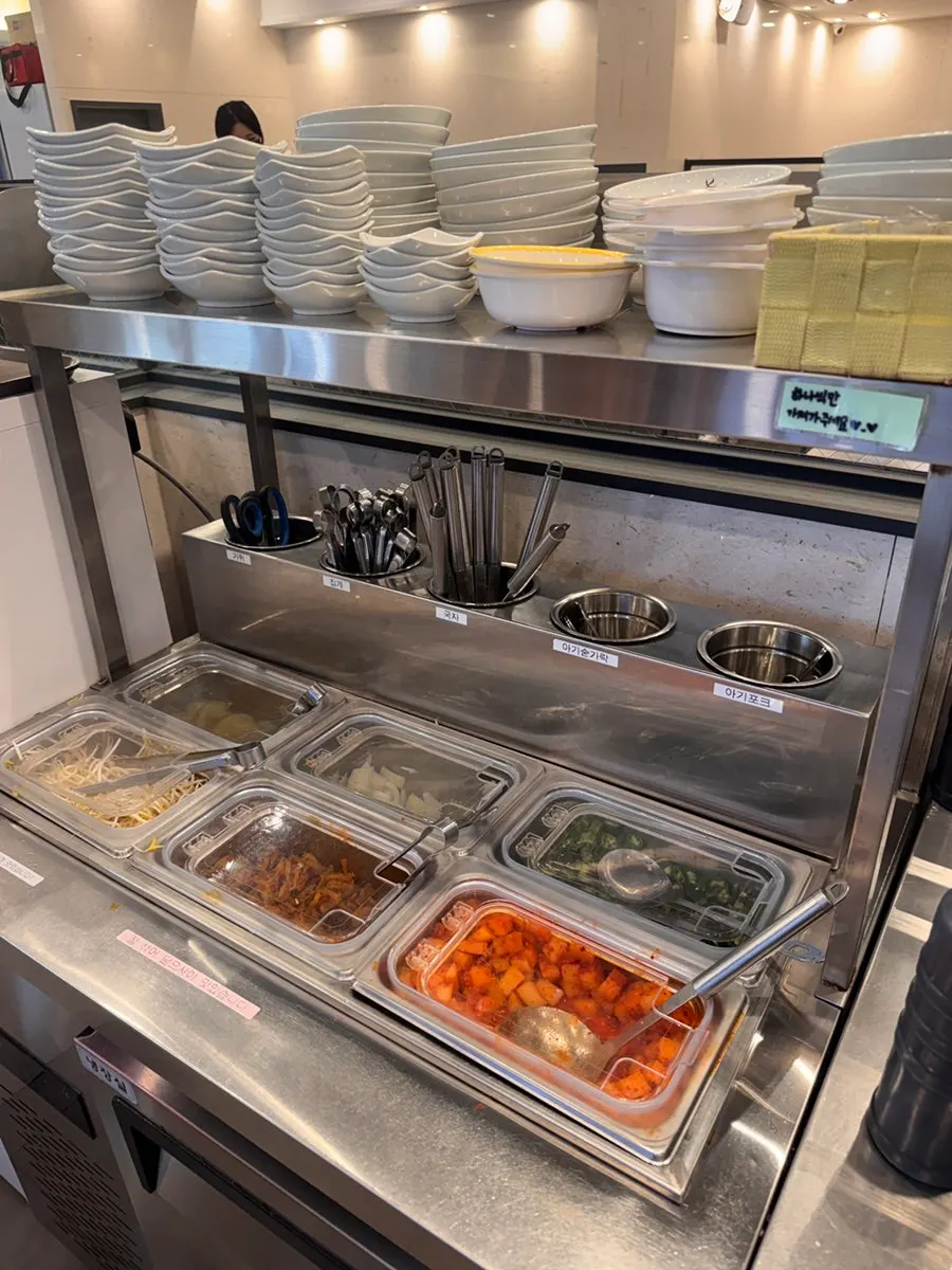 Store seating with wide table spacing