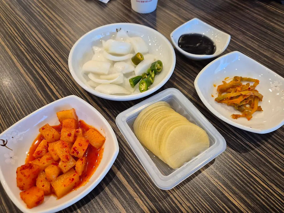 기본 반찬과 셀프바에서 가져온 반찬 접시
