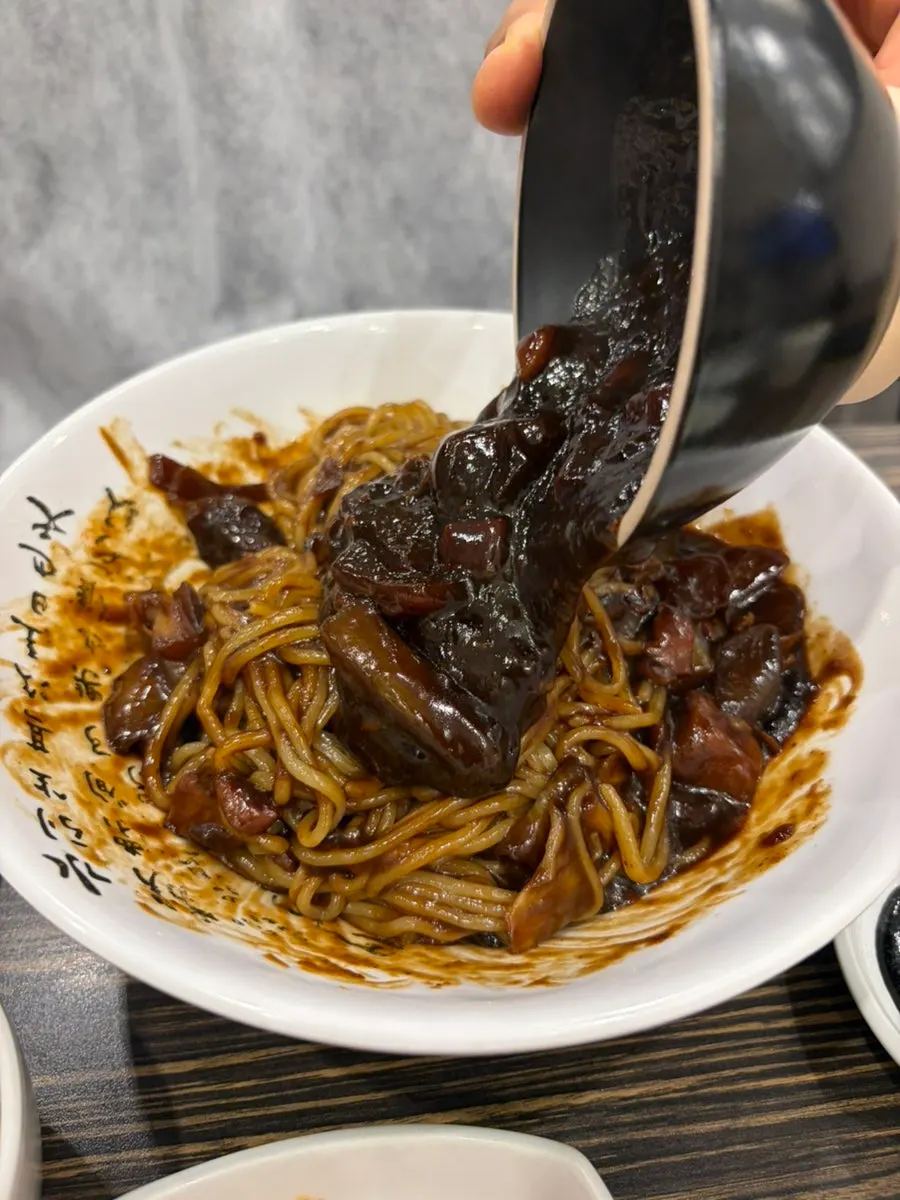 Jjajangmyeon mixed with sauce