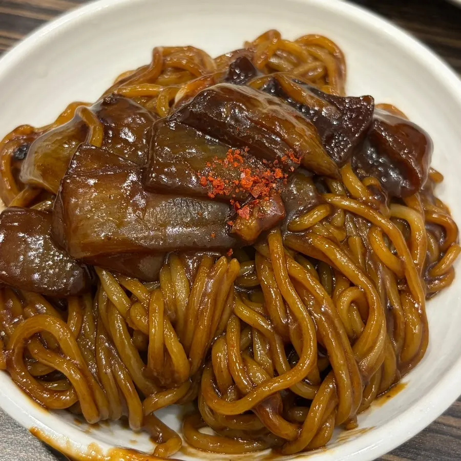 Spicy jjajangmyeon topped with chili flakes