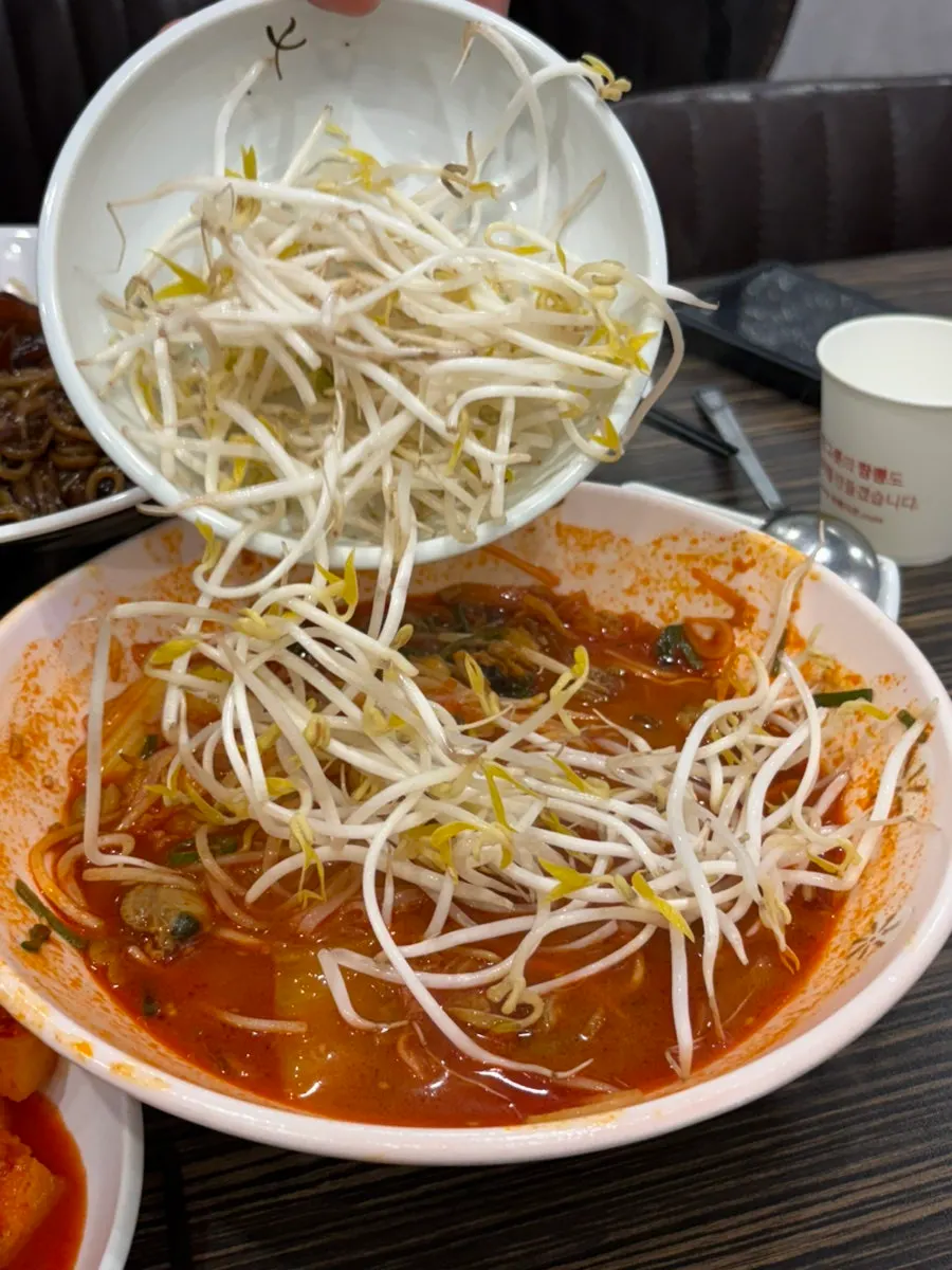 Rice noodle jjamppong mixed with bean sprouts