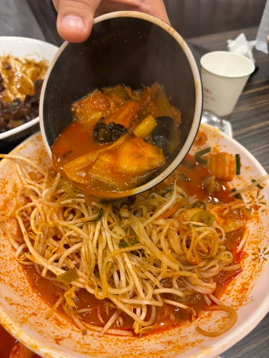Rice noodles lifted out of the jjamppong