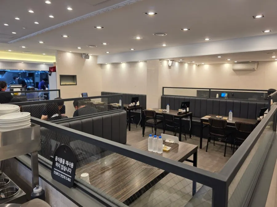 Interior seating at Jjamppong Jijeon Seooreung Branch