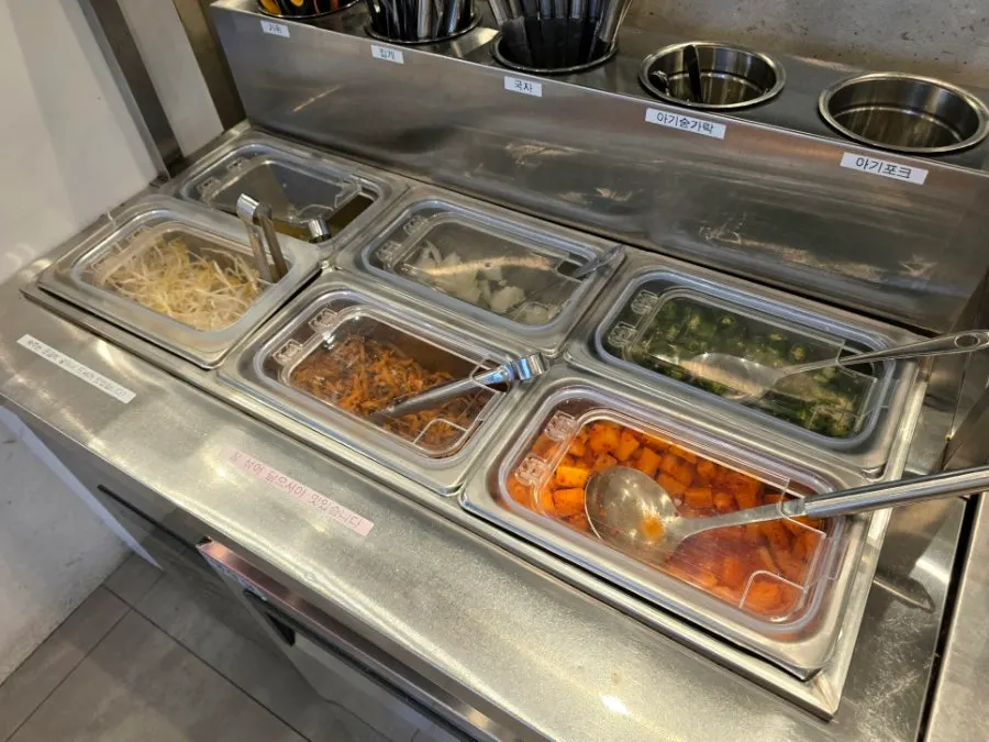Self-bar with bean sprouts and kkakdugi