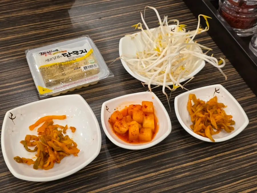 Basic side dishes: danmuji and jjachai