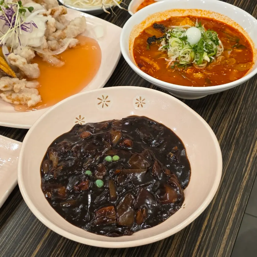 Jjajangmyeon and sujebi jjamppong meal set