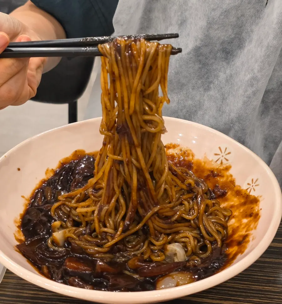 Springy jjajangmyeon noodles
