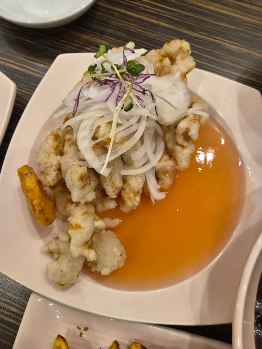 A plate of Jjamppong Jijeon's crab fried rice