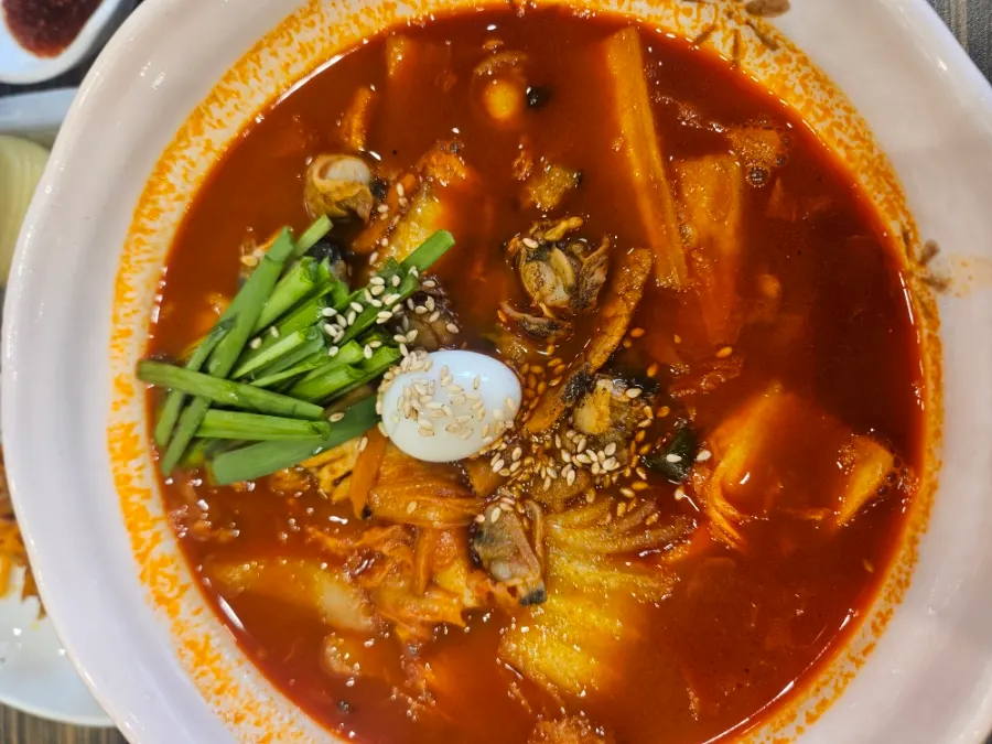오징어와 조개가 보이는 짬뽕 국물 클로즈업