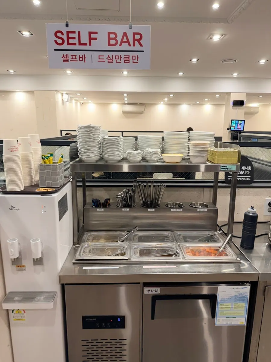 넓은 테이블이 놓인 짬뽕지존 서오릉점 내부