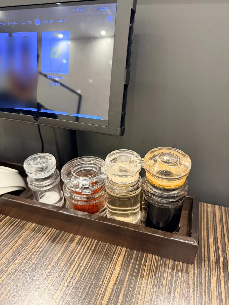 반 오픈형으로 보이는 깔끔한 주방