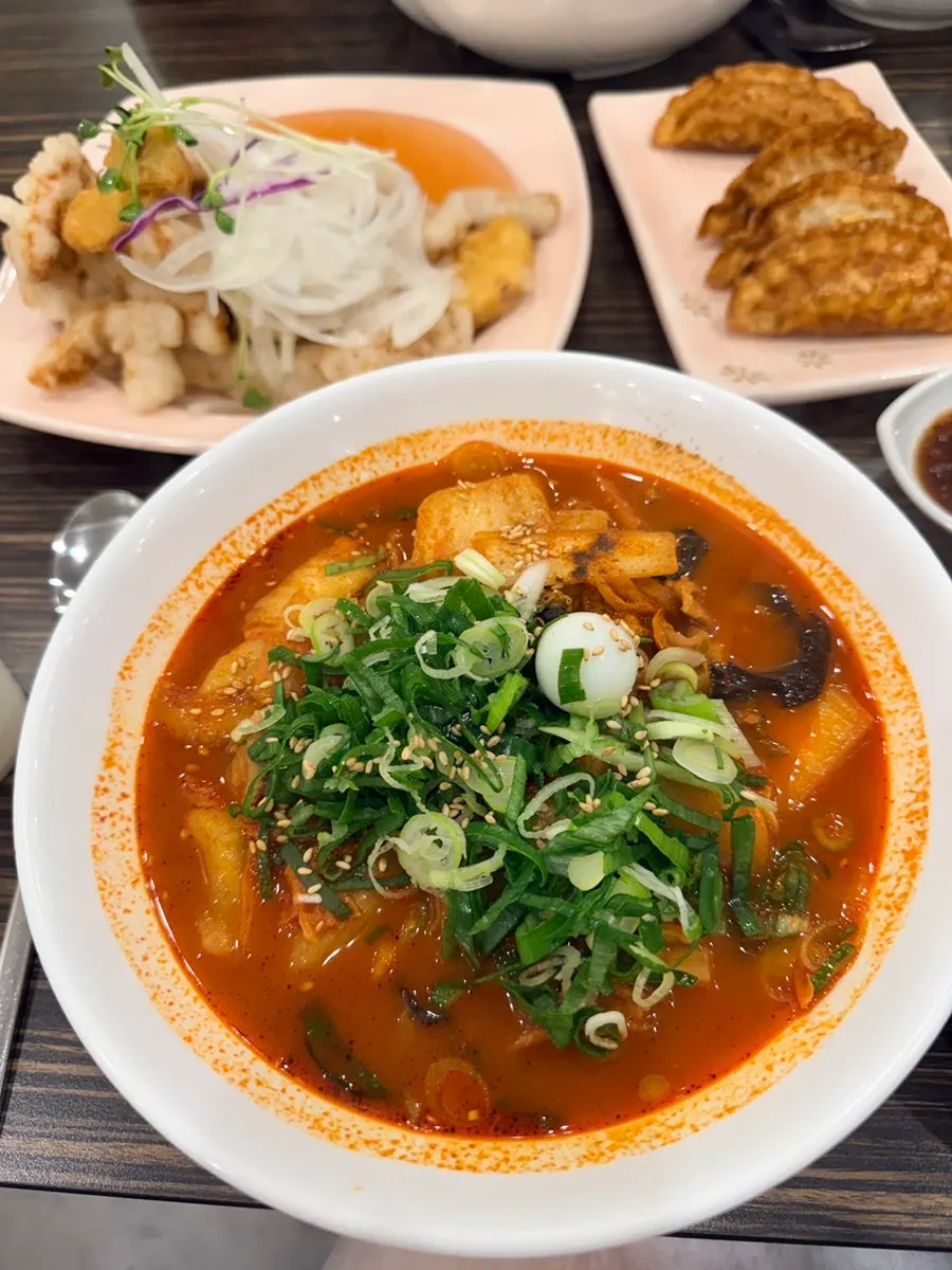 테이블 위 간장, 식초, 고춧가루 양념통