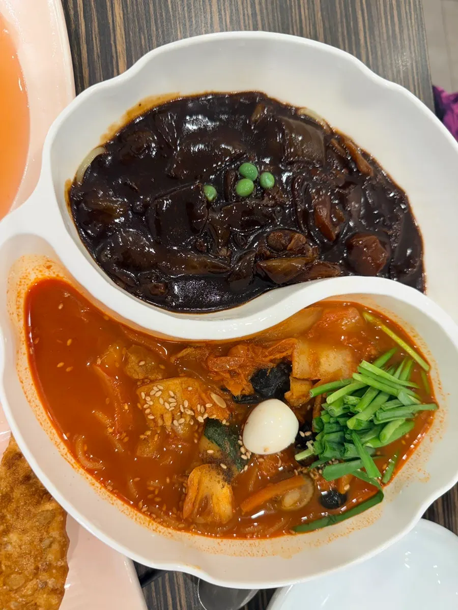 짬뽕과 짬짜면, 탕수육이 함께 놓인 한 상