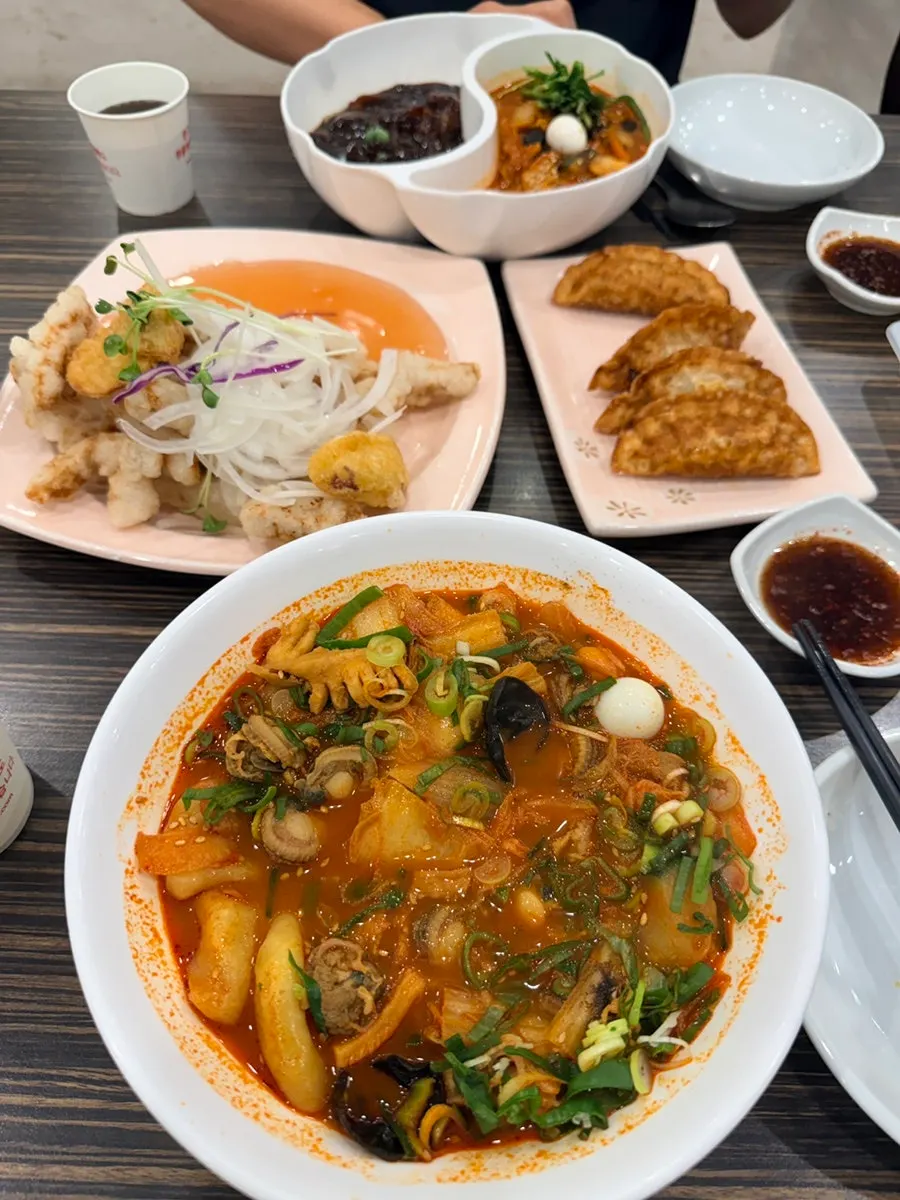 큼지막한 수제비가 가득한 짬뽕 국물